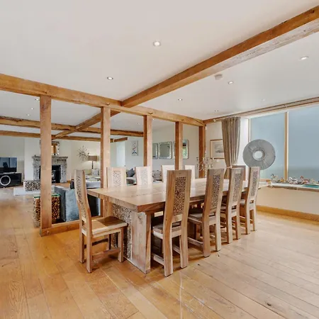 5-bed Retreat Sleeps 12 In With Hot Tub 펜션