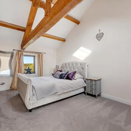 5-bed Country Retreat In With Hot Tub