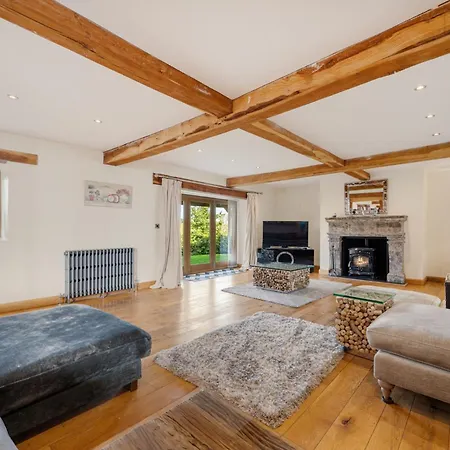 5-bed Retreat Sleeps 12 In With Hot Tub 펜션 *