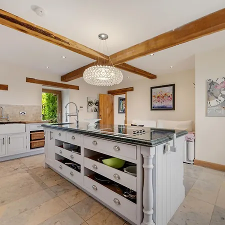 5-bed Country Retreat In With Hot Tub Hébergement de vacances