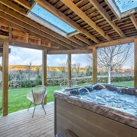 Дом отдыха 5-bed Retreat Sleeps 12 In With Hot Tub