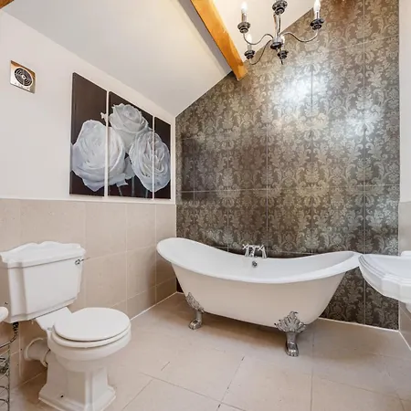 5-bed Retreat Sleeps 12 In With Hot Tub *